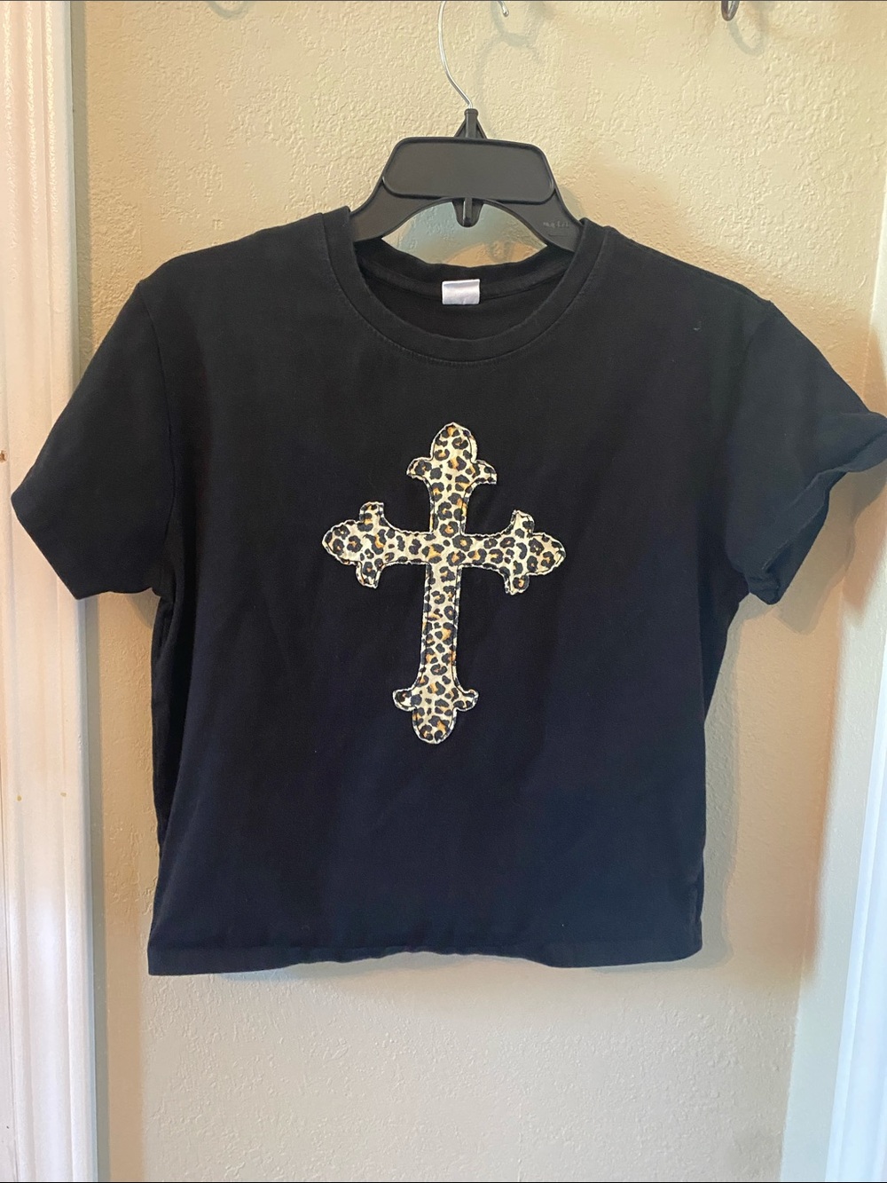 Vine N’ Black Kids Tee with Leopard Cross Appliqué Size XL